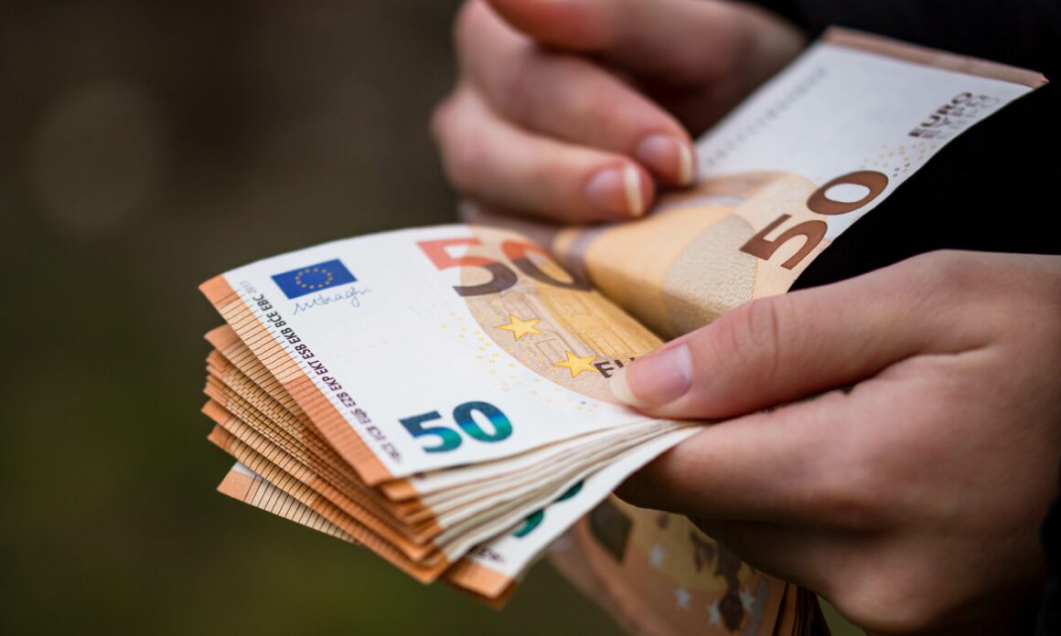 0b63bfe0-8db5-492a-ad0c-b392e25d7f3b Отново фалшива евробанкнота — 62-годишна плати сметка в Горно Сахране