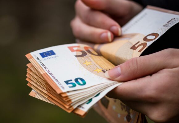 0b63bfe0-8db5-492a-ad0c-b392e25d7f3b Отново фалшива евробанкнота — 62-годишна плати сметка в Горно Сахране