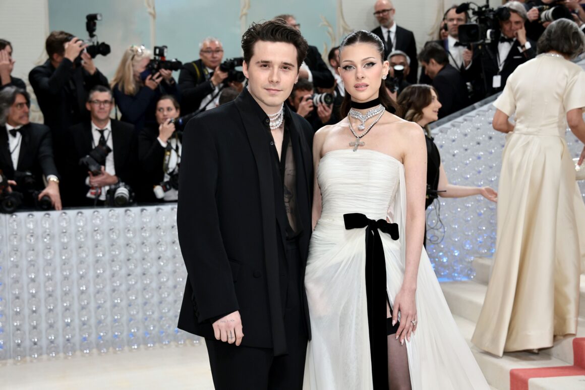 Бащата на Никола Пелц проговори за напрежението с Бекъм