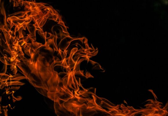 Пожар в автобаза край паметника на русофилите в Русе — собственикът се изгоря