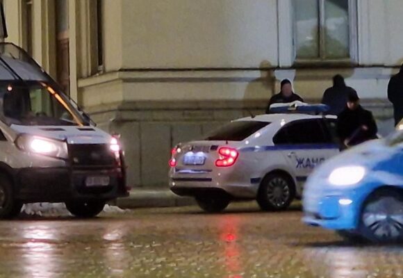 a1bcefb0-1be7-49c7-99d2-38c07df18ffa Мъж нападна полицай пред парламента — поредният взрив на агресията